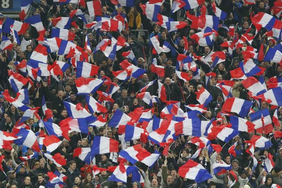 Bandiere francesi sventolano a St. Denis prima della partita contro la Svezia. La Francia torna a giocare a Parigi un anno dopo gli attentanti che sconvolsero la citt. Ap